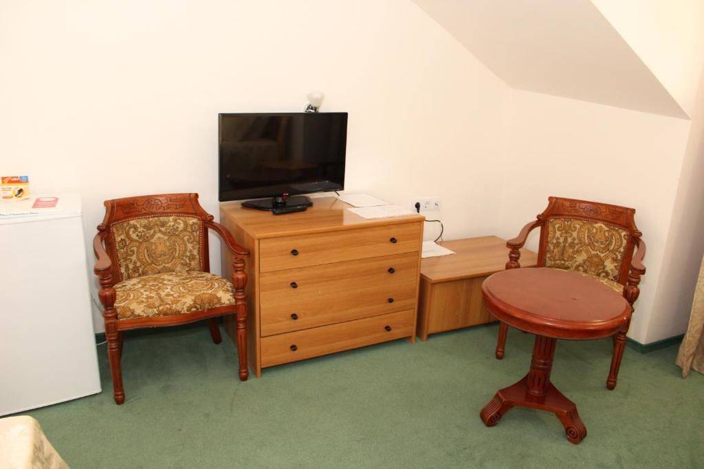 Фотографии номера Двухместный номер в мансарде с 2 отдельными кроватями в Отеле Hotel Chayka Мариуполь